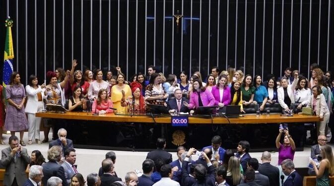 Licença menstrual é aprovada na Câmara dos Deputados; veja quem poderá ter direito ao benefício